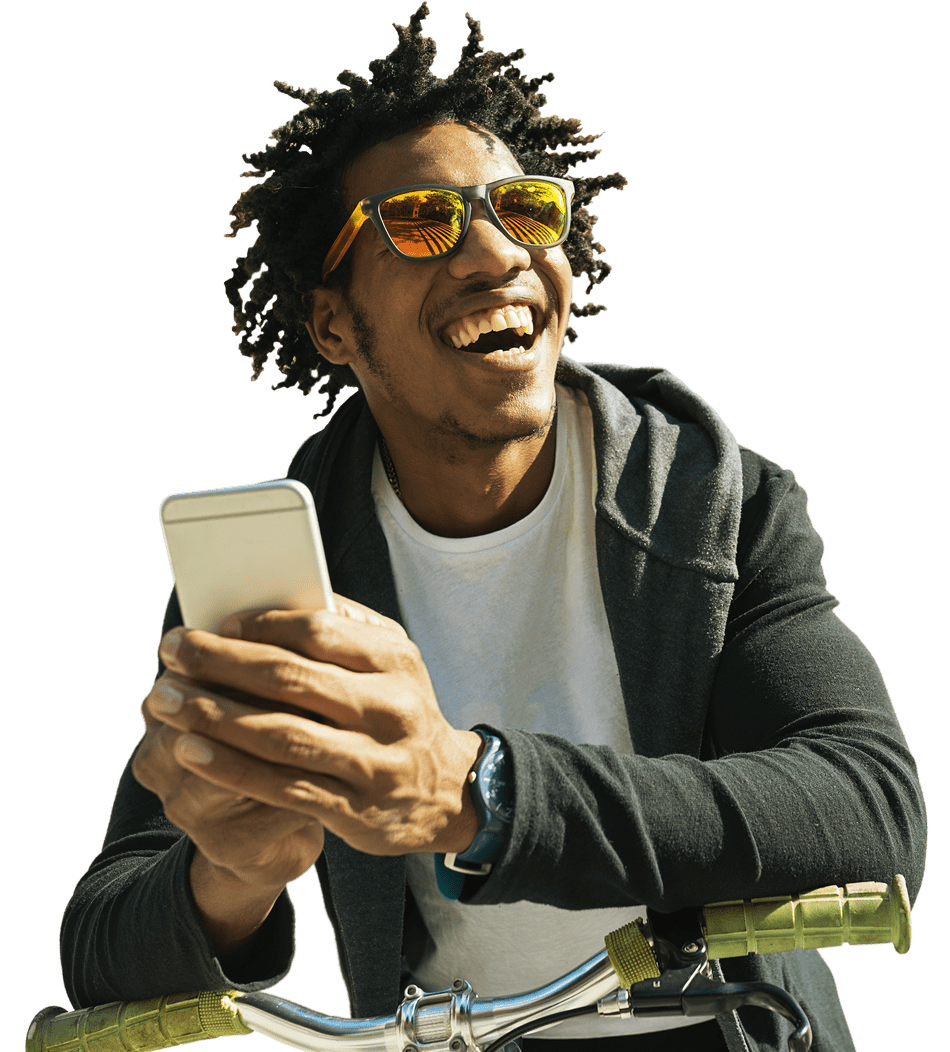 Senso Performance - Homem de óculos sorrindo com celular na mão